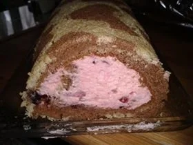 Rezept: Giraffenhalsrolle (Bisquit mit Waldbeeren Sahne Quark) Bild Nr. 2 Giraffenhalsrolle (Bisquit mit Waldbeeren Sahne Quark) - Rezept - Bild Nr. 2