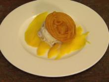 Jalebi und Rasmalai auf Pistazieneis an exotischen Früchten (Daniela Michalski) - Rezept