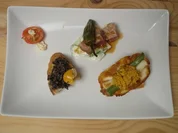Tuna-Poke, Black-Olive-Tapenade und Frühlingszwiebel-Halloumi-Bruschetta mit Karotten - Rezept
