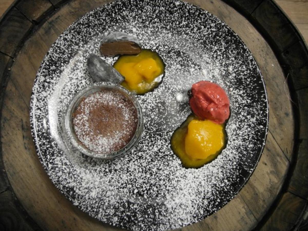 Bilder für Schwarzes Sesam-Mochi-Eis küsst Himbeer-Mango-Traum dazu Schokoladen-Ingwer Soufflé - Rezept