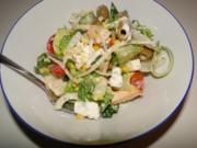 Schüssel mit gemischten Salat mit Köstlichkeiten für meine Kumpels, abends zum Song Contes - Rezept