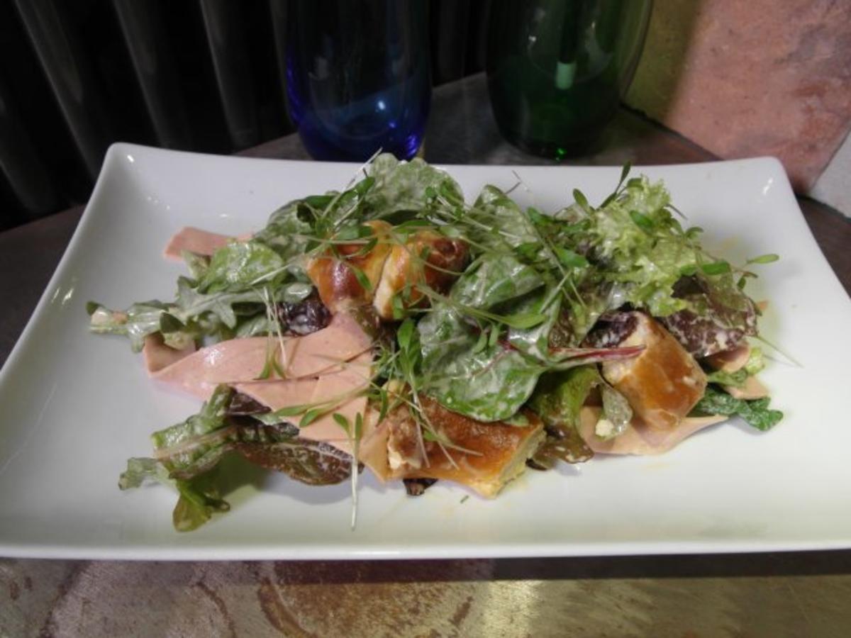 Laugenbrezel-Salat mit Kalbslyoner und Spundekäs-Dressing - Rezept ...