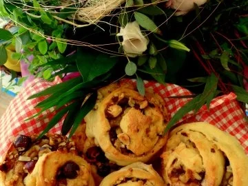 Rezept: Schwedische Nuss-Marzipan-Hefeteigschnecken Schwedische Nuss-Marzipan-Hefeteigschnecken - Rezept