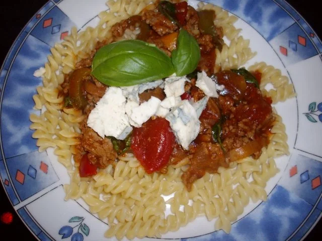 hackfleischpfanne mit basillikum und gorgonzola käse - Rezept