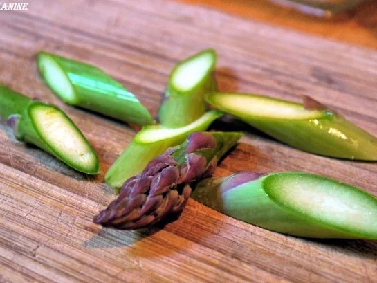 Rezept: lauwarme Panzanella mit grünem Spargel, Tomaten und Schafskäse Bild Nr. 3 lauwarme Panzanella mit grünem Spargel, Tomaten und Schafskäse - Rezept - Bild Nr. 3