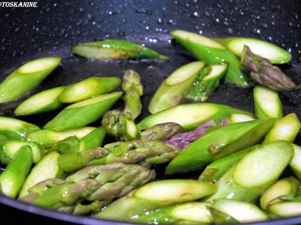 Rezept: lauwarme Panzanella mit grünem Spargel, Tomaten und Schafskäse Bild Nr. 12 lauwarme Panzanella mit grünem Spargel, Tomaten und Schafskäse - Rezept - Bild Nr. 12