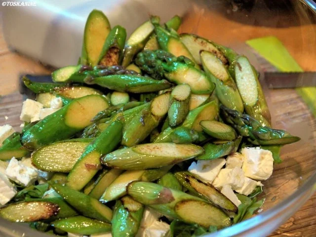 Rezept: lauwarme Panzanella mit grünem Spargel, Tomaten und Schafskäse Bild Nr. 14 lauwarme Panzanella mit grünem Spargel, Tomaten und Schafskäse - Rezept - Bild Nr. 14