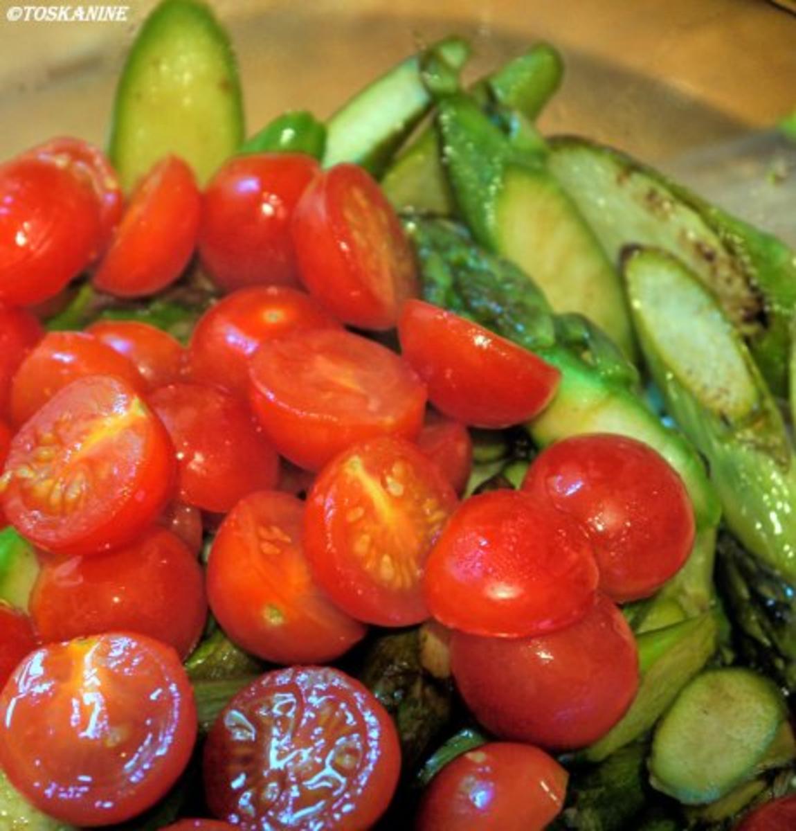 lauwarme Panzanella mit grünem Spargel, Tomaten und Schafskäse - Rezept - Bild Nr. 17