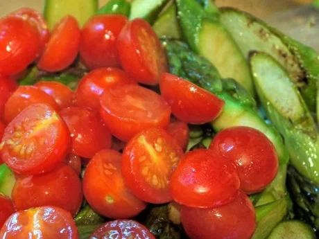 Rezept: lauwarme Panzanella mit grünem Spargel, Tomaten und Schafskäse Bild Nr. 17 lauwarme Panzanella mit grünem Spargel, Tomaten und Schafskäse - Rezept - Bild Nr. 17