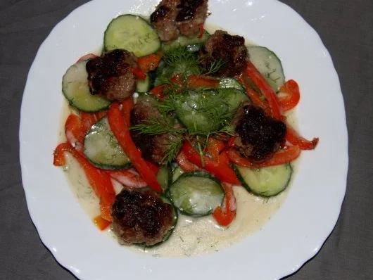 Hackbällchen mit Joghurt-Gemüse - Rezept
