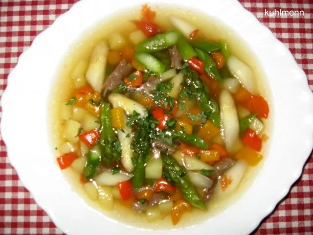Kunterbunte Rindersuppe mit Spargel - Rezept