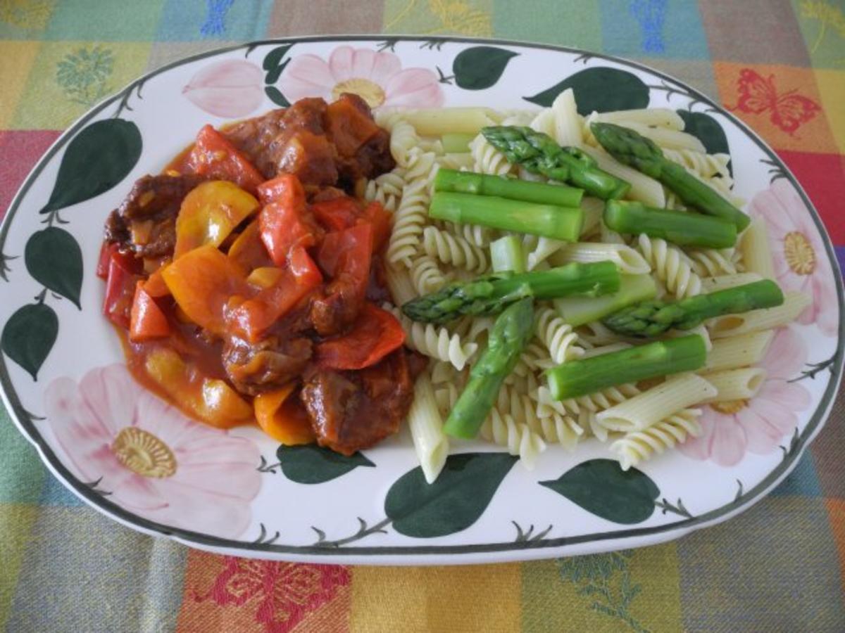 Paprika - Vleisch süss sauer in Tomatensaft an gebutterter Spargel - Pasta - Rezept