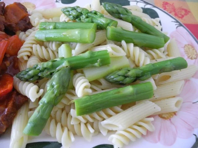Paprika - Vleisch süss sauer in Tomatensaft an gebutterter Spargel - Pasta - Rezept - Bild Nr. 3