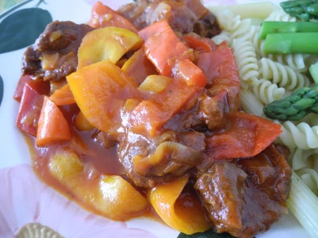 Paprika - Vleisch süss sauer in Tomatensaft an gebutterter Spargel - Pasta - Rezept - Bild Nr. 2