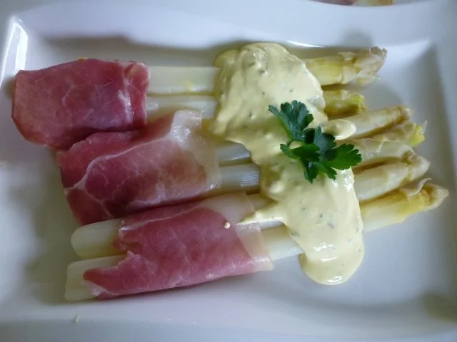 Rezept: Spargel mit Knochenschinken und kräutriger Sauce Bild Nr. 2 Spargel mit Knochenschinken und kräutriger Sauce - Rezept - Bild Nr. 2