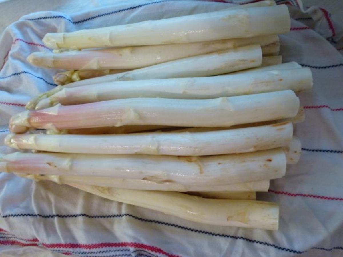 Spargel mit Knochenschinken und kräutriger Sauce - Rezept - Bild Nr. 3