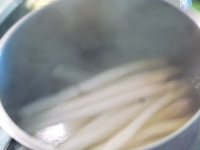 Rezept: Spargel mit Knochenschinken und kräutriger Sauce Bild Nr. 5 Spargel mit Knochenschinken und kräutriger Sauce - Rezept - Bild Nr. 5