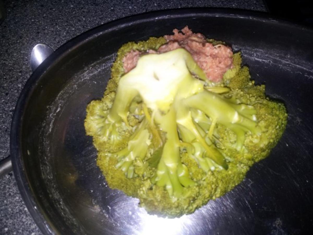 Broccoli unter einer Hackfleisch - Haube - Rezept von schade5900