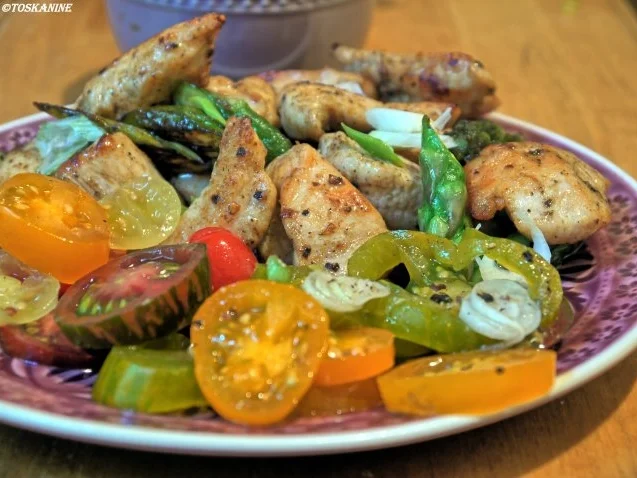 Rezept: Marokkanische Hähnchen-Spargelpfanne mit Knoblauchdip und wilden Tomaten Bild Nr. 12 Marokkanische Hähnchen-Spargelpfanne mit Knoblauchdip und wilden Tomaten - Rezept - Bild Nr. 12