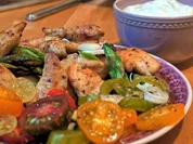 Marokkanische Hähnchen-Spargelpfanne mit Knoblauchdip und wilden Tomaten - Rezept