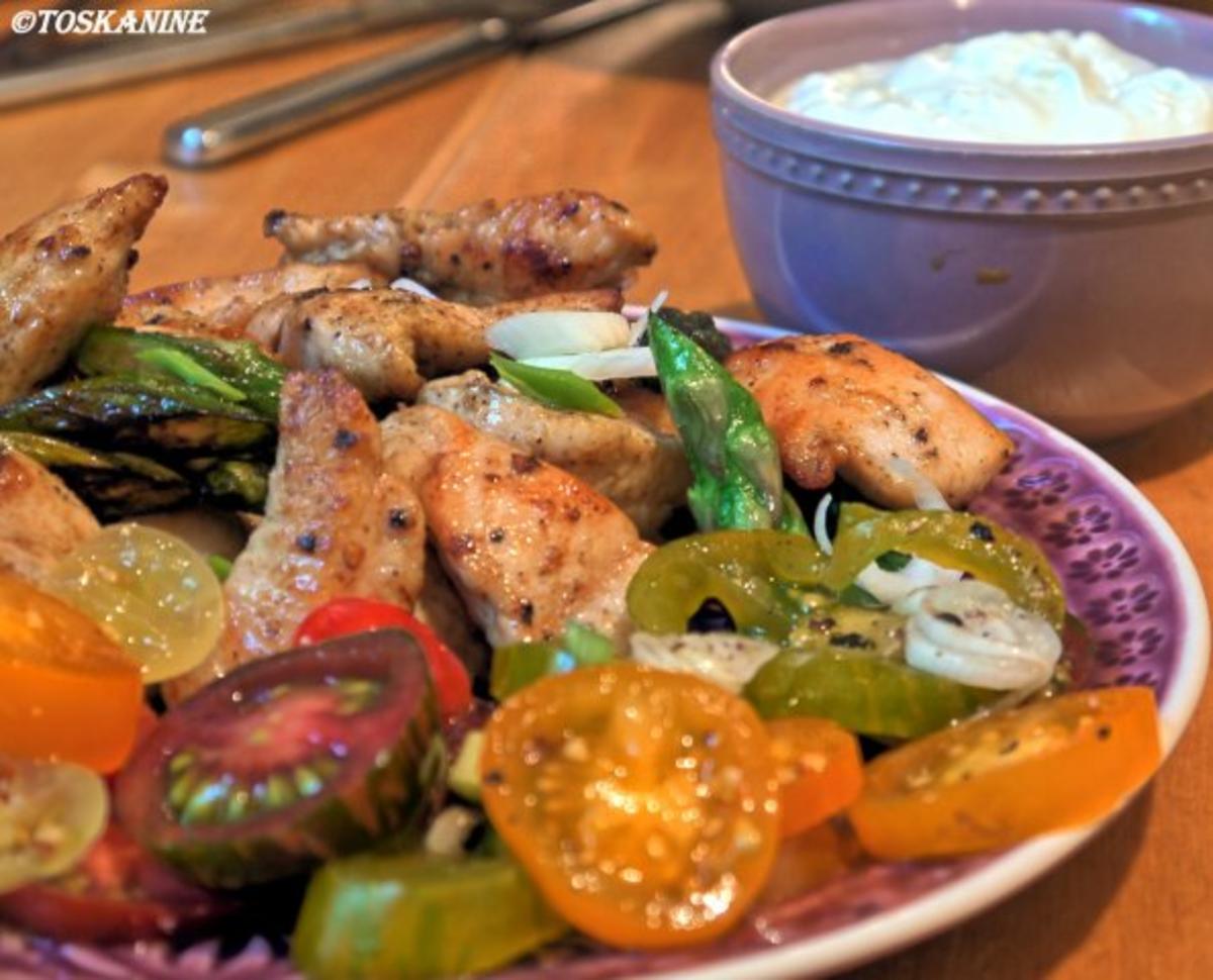 Bilder für Marokkanische Hähnchen-Spargelpfanne mit Knoblauchdip und wilden Tomaten - Rezept