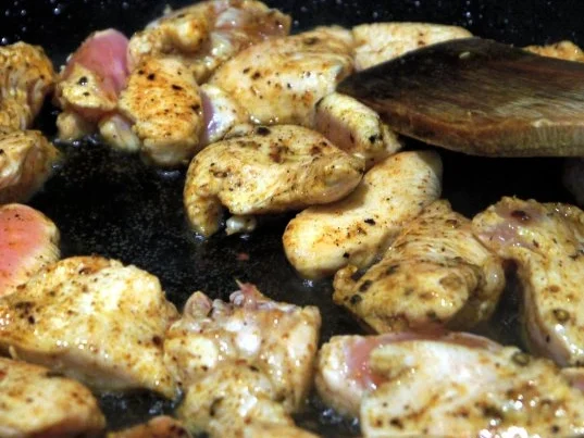 Rezept: Marokkanische Hähnchen-Spargelpfanne mit Knoblauchdip und wilden Tomaten Bild Nr. 9 Marokkanische Hähnchen-Spargelpfanne mit Knoblauchdip und wilden Tomaten - Rezept - Bild Nr. 9