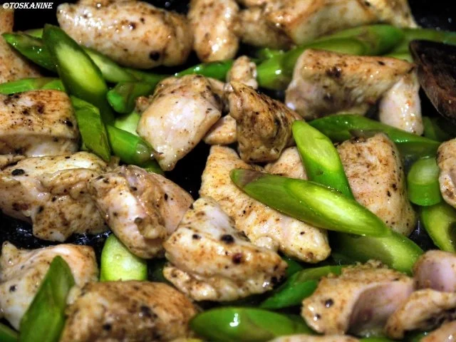 Rezept: Marokkanische Hähnchen-Spargelpfanne mit Knoblauchdip und wilden Tomaten Bild Nr. 10 Marokkanische Hähnchen-Spargelpfanne mit Knoblauchdip und wilden Tomaten - Rezept - Bild Nr. 10