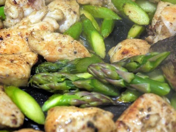 Rezept: Marokkanische Hähnchen-Spargelpfanne mit Knoblauchdip und wilden Tomaten Bild Nr. 11 Marokkanische Hähnchen-Spargelpfanne mit Knoblauchdip und wilden Tomaten - Rezept - Bild Nr. 11