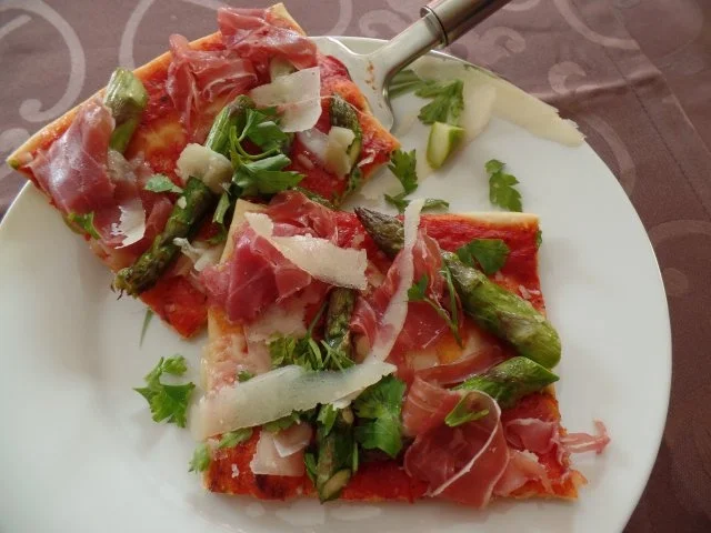 Pizza mit grünen Spargel und Prosciutto-Schinken - Rezept - Bild Nr. 2