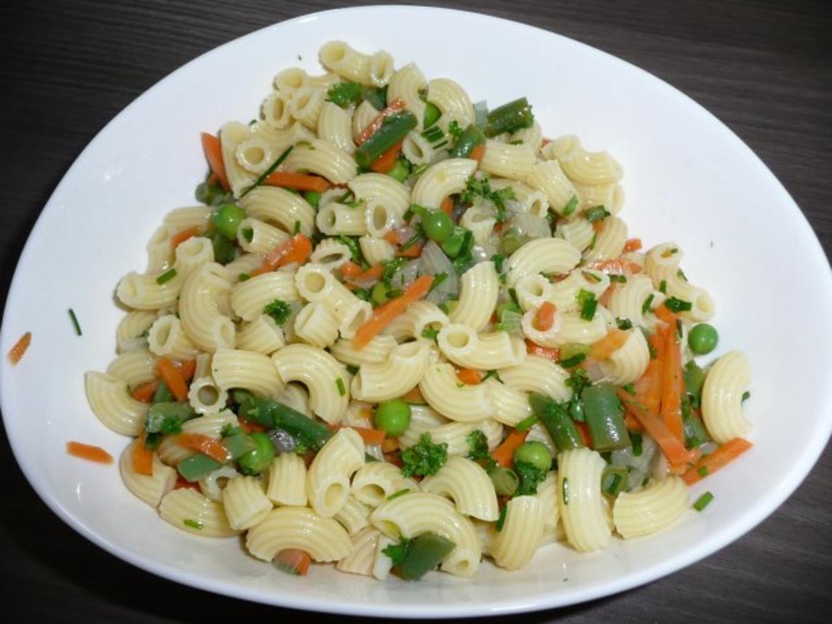 Nudelsalat zu Schwenkbraten, Salat und Baguette - Rezept - kochbar.de