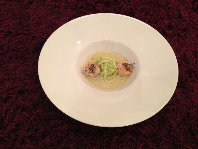 Gurkenspaghetti an Sauerrahm Schmandsoße mit gebratenen Jakobsmuscheln und Kresseschaum - Rezept