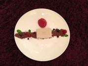 Weißes Kaffee Panna Cotta mit Beereneis an Schokoladenerde - Rezept