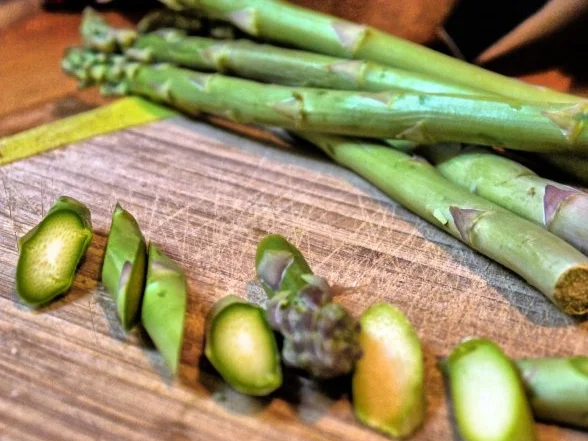 Rezept: Flammkuchen mit grünem Spargel und Tomaten Bild Nr. 5 Flammkuchen mit grünem Spargel und Tomaten - Rezept - Bild Nr. 5