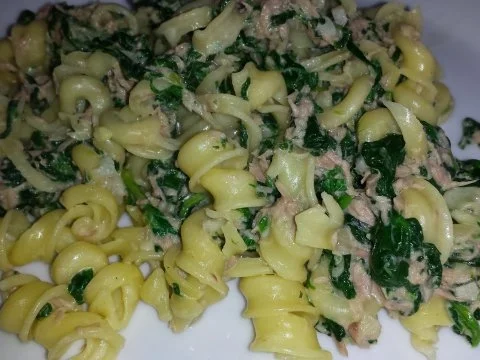 Spinatnudeln mit Thunfisch - Rezept