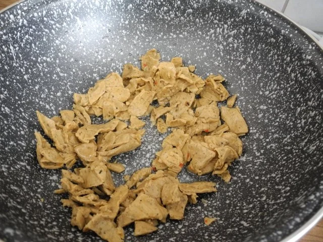 Vegan aus dem Wok : Veggi-Döner-Vleisch mit Kamut-Pasta und Erbsen - Rezept - Bild Nr. 3