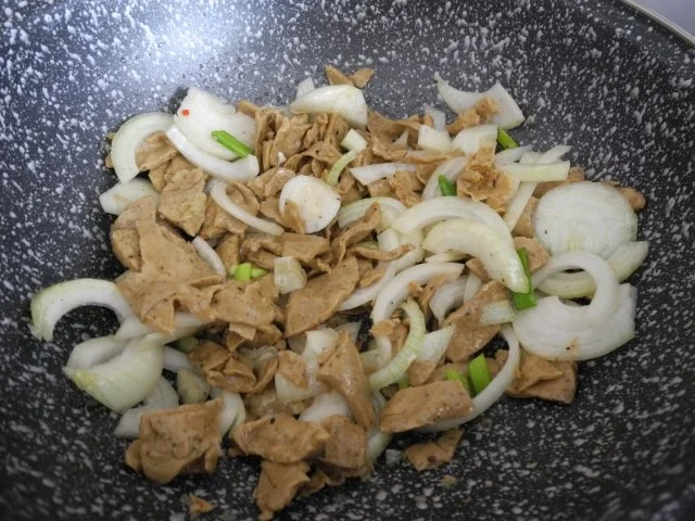 Vegan aus dem Wok : Veggi-Döner-Vleisch mit Kamut-Pasta und Erbsen - Rezept - Bild Nr. 5