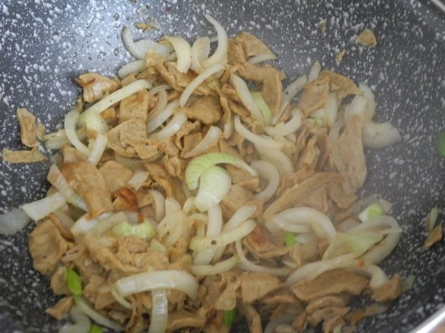 Vegan aus dem Wok : Veggi-Döner-Vleisch mit Kamut-Pasta und Erbsen - Rezept - Bild Nr. 7