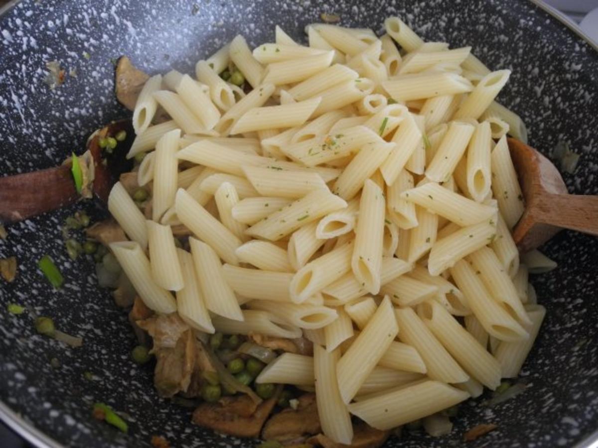 Vegan aus dem Wok : Veggi-Döner-Vleisch mit Kamut-Pasta und Erbsen - Rezept - Bild Nr. 10
