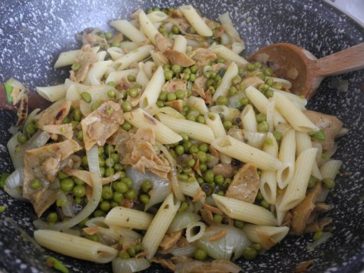 Vegan aus dem Wok : Veggi-Döner-Vleisch mit Kamut-Pasta und Erbsen - Rezept - Bild Nr. 11