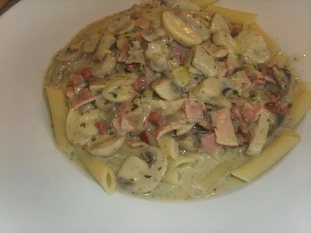 Nudeln mit Champgnons, Speck und Käsecreme - Rezept