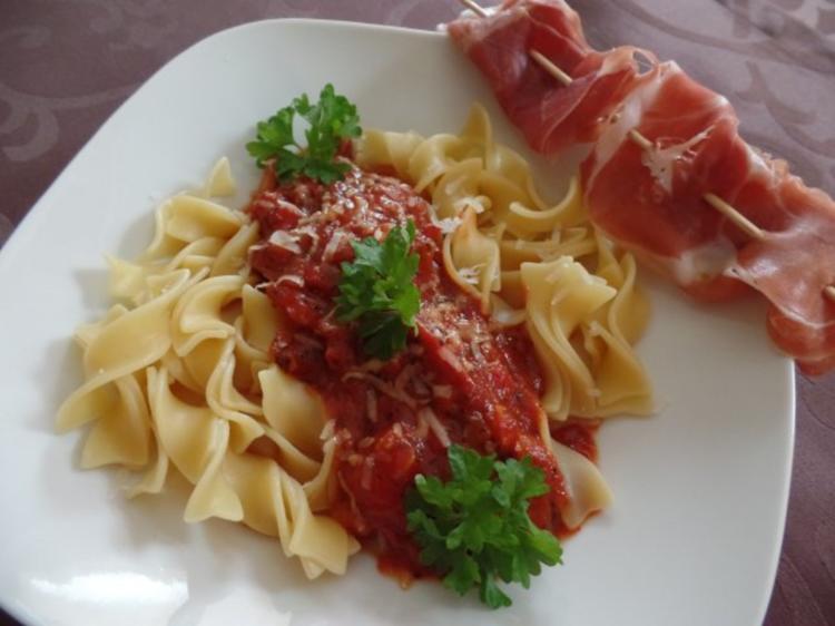 Bandnudeln mit einer selbstgemachten Tomatensauce - Rezept - kochbar.de