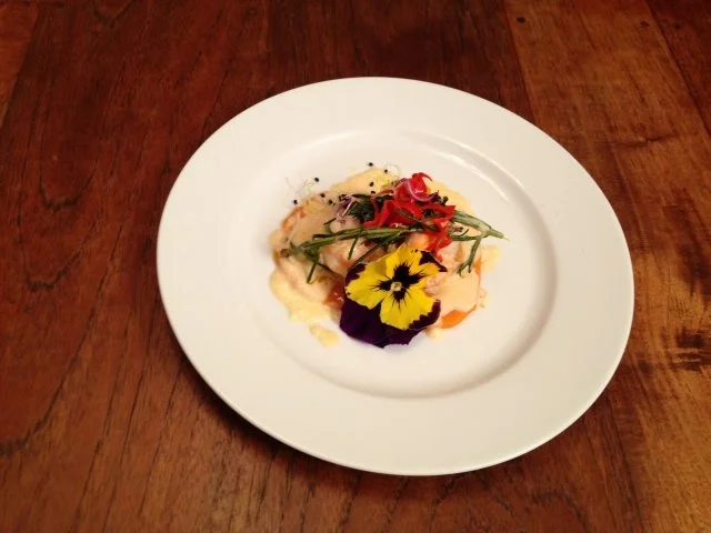 Gambas "südfranzösisch“ auf Süßkartoffel-Carpaccio an Wildkräutern mit Chili und Sprossen - Rezept