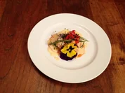 Gambas "südfranzösisch“ auf Süßkartoffel-Carpaccio an Wildkräutern mit Chili und Sprossen - Rezept