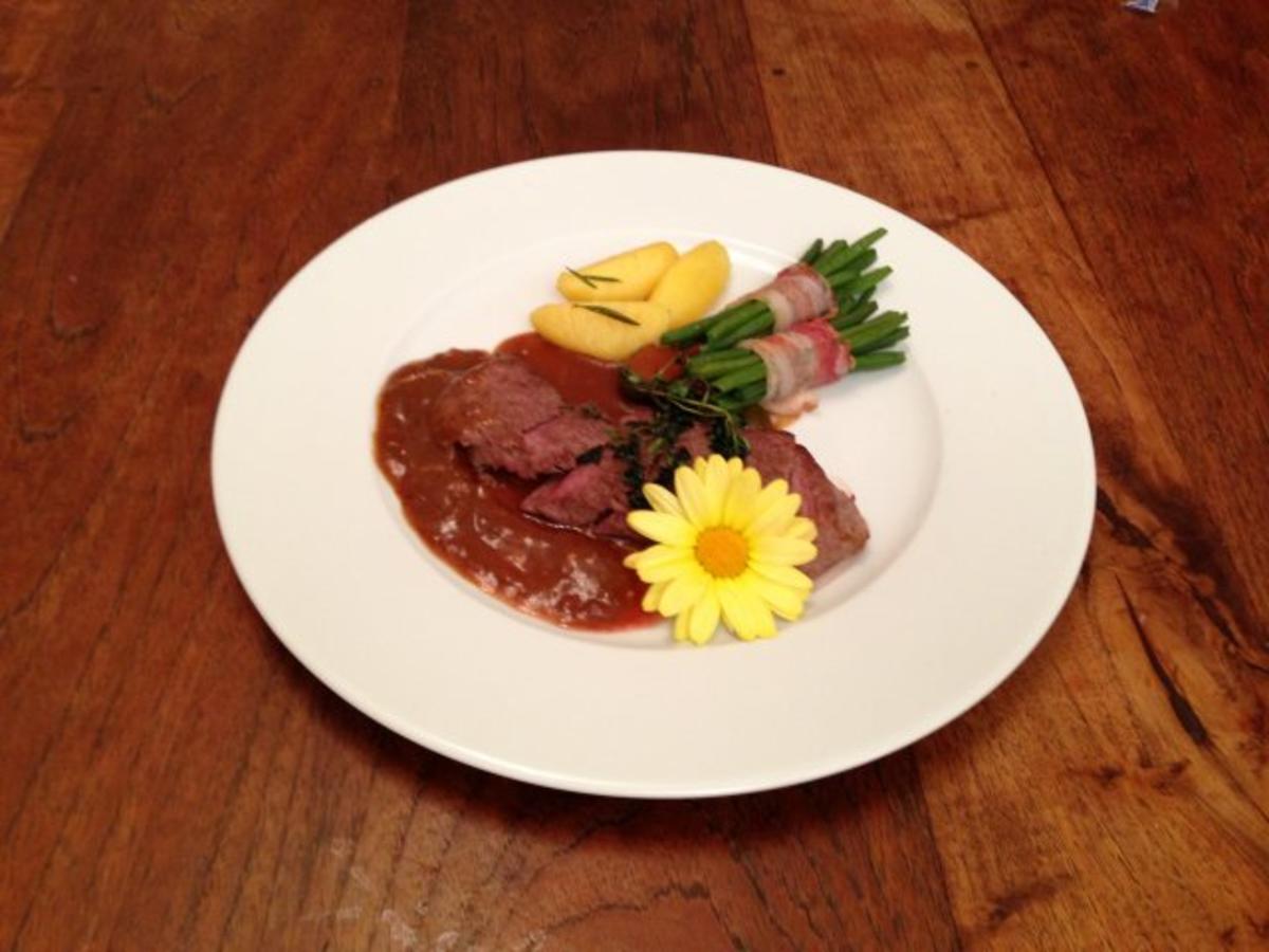 Bilder für Salzwiesenlamm auf Honig-Kapernjus an tournierte Rosmarinkartöffelchen mit Bohnenbouquet - Rezept