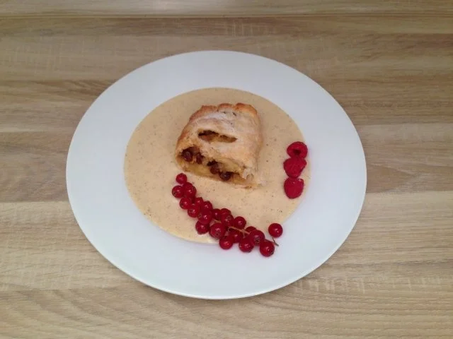 Rezept: Hausgemachter Apfelstrudel auf Amaretto-Vanillecreme mit Beeren Hausgemachter Apfelstrudel auf Amaretto-Vanillecreme mit Beeren - Rezept