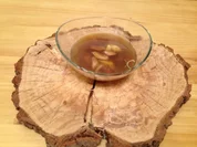 Rezept: Grüner Tee vom Wildgeflügel mit gepökelter Wachtelbrust, Karotte und Lauch Grüner Tee vom Wildgeflügel mit gepökelter Wachtelbrust, Karotte und Lauch - Rezept