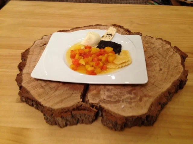 Ravioli von Valrhona-Schokolade mit Mascarpone-Mandel-Füllung und Papaya-Mango-Ragout - Rezept