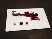 Topfenschau am Beeren-Kräuterlikör-Ragout - Rezept