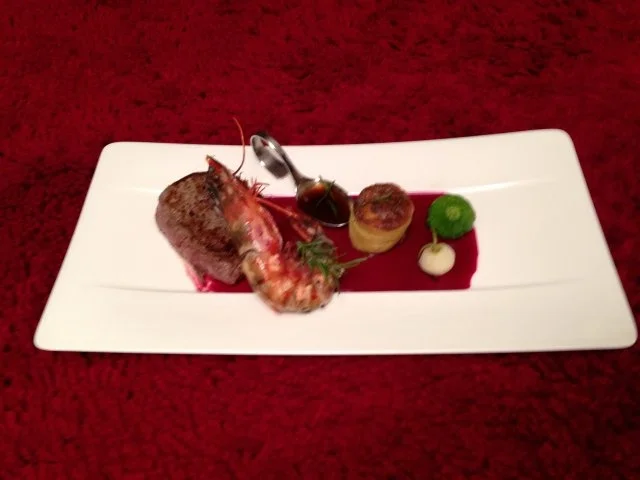 Wagyu Filet mit Rosenberggarnele auf Rote Bete Spiegel mit afrikanisch Gemüse und Gratin - Rezept