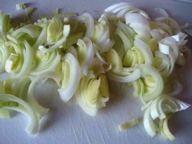 Rezept: Zwiebelsüppchen mit gratinierten Kartoffeltaler Bild Nr. 5 Zwiebelsüppchen mit gratinierten Kartoffeltaler - Rezept - Bild Nr. 5